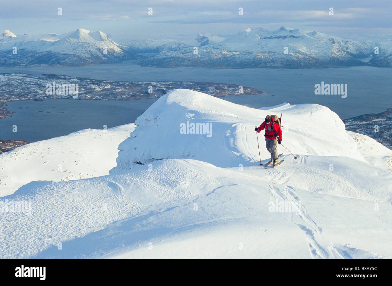 Personne telemark à des paysages de montagne Banque D'Images