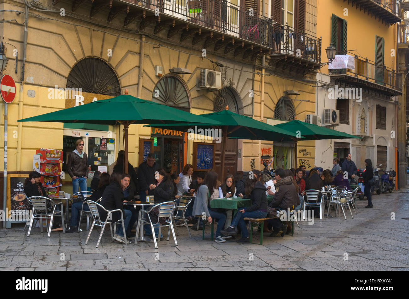 Les élèves ont des cafe le long de la Via dell'Universita street district Albergheria centre de Palerme Sicile Italie Europe Banque D'Images
