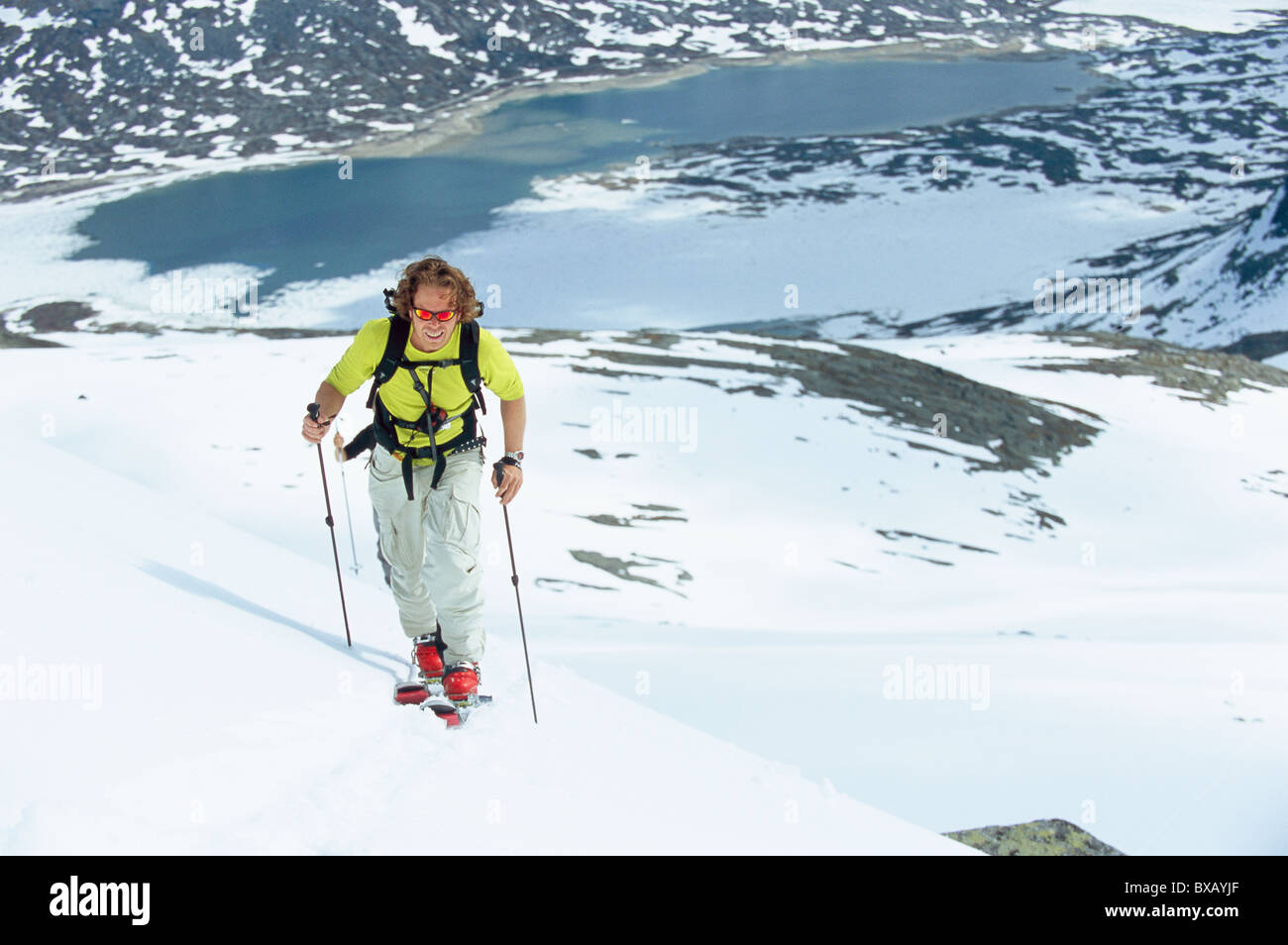 Homme Ski télémark dans des paysages de montagne Banque D'Images