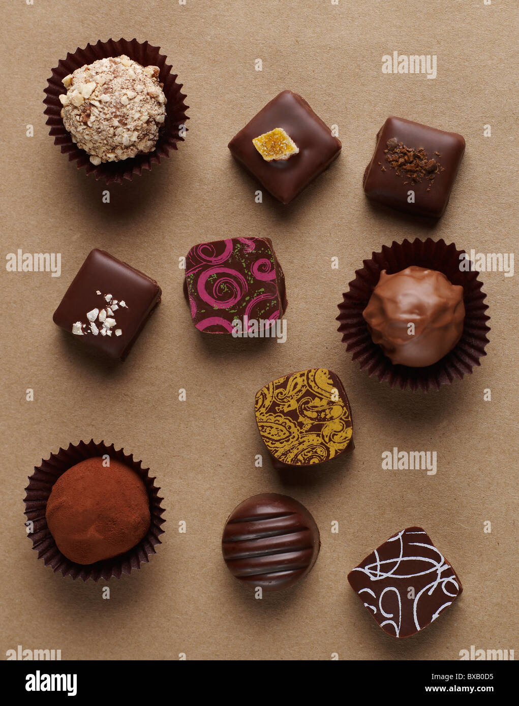 Les chocolats sur fond brun Banque D'Images