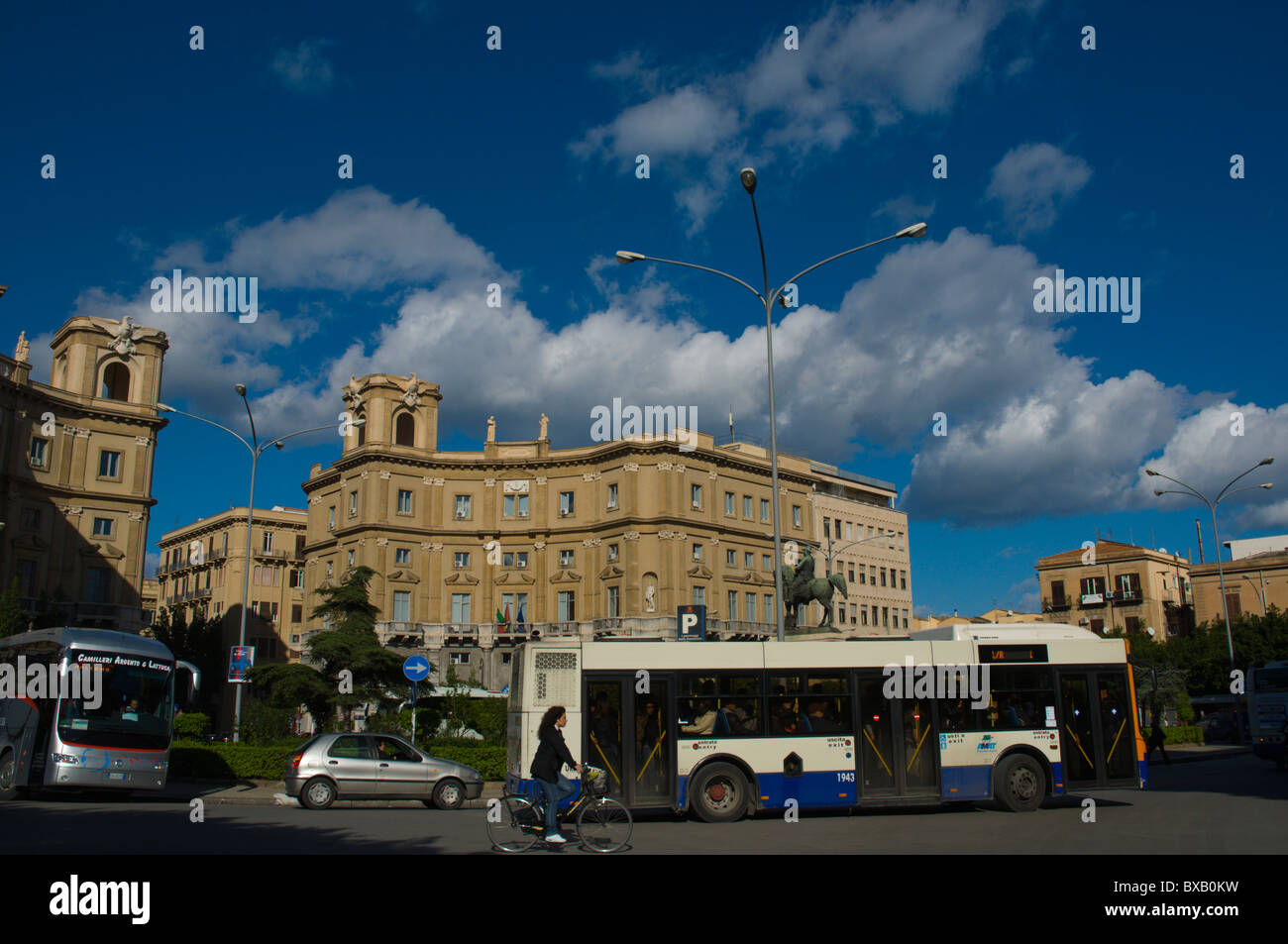 Traffuc à Piazza Giulio Cesare square district Albergheria Palerme Sicile Italie Europe Banque D'Images