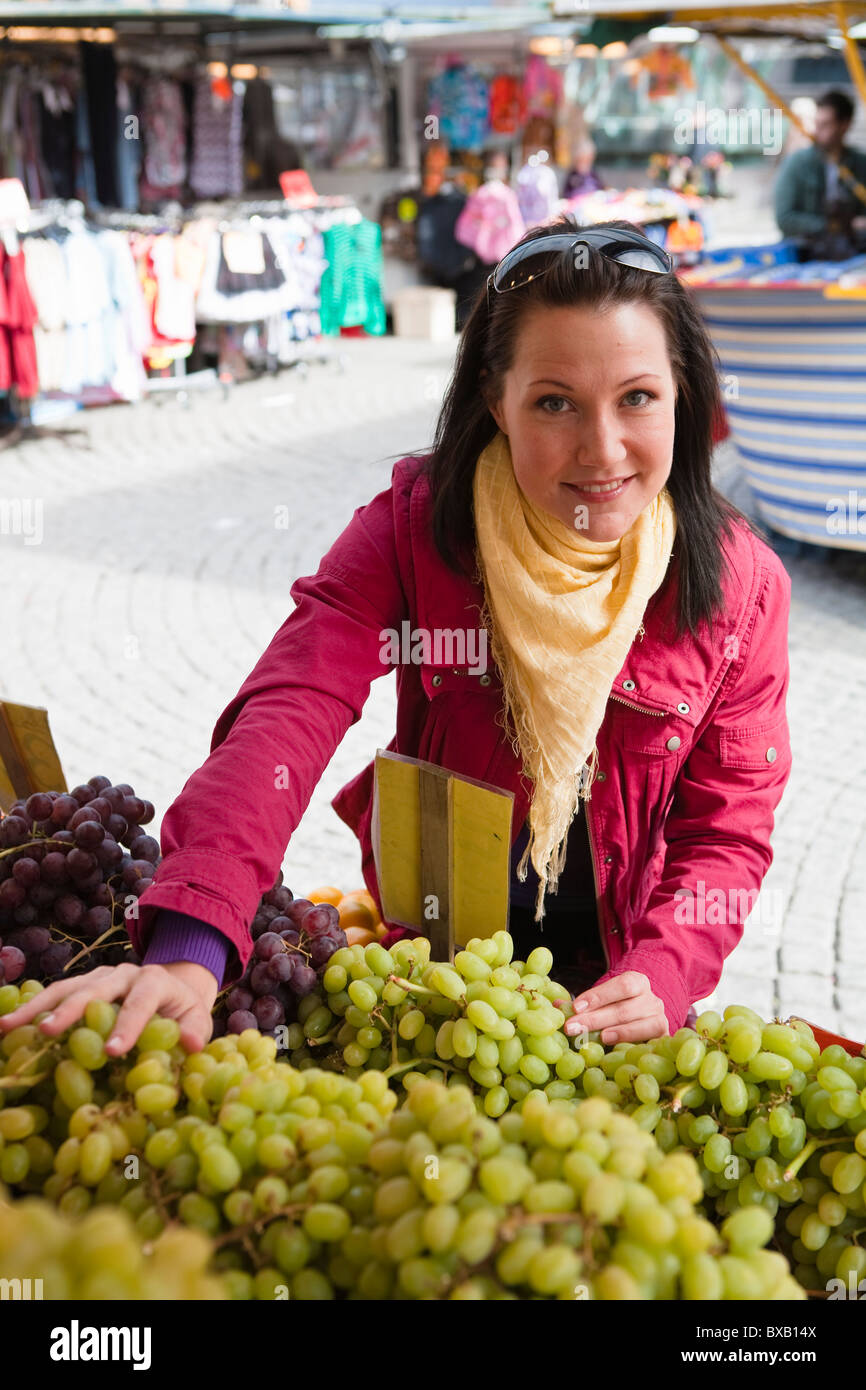 Young woman shopping in fruit market Banque D'Images