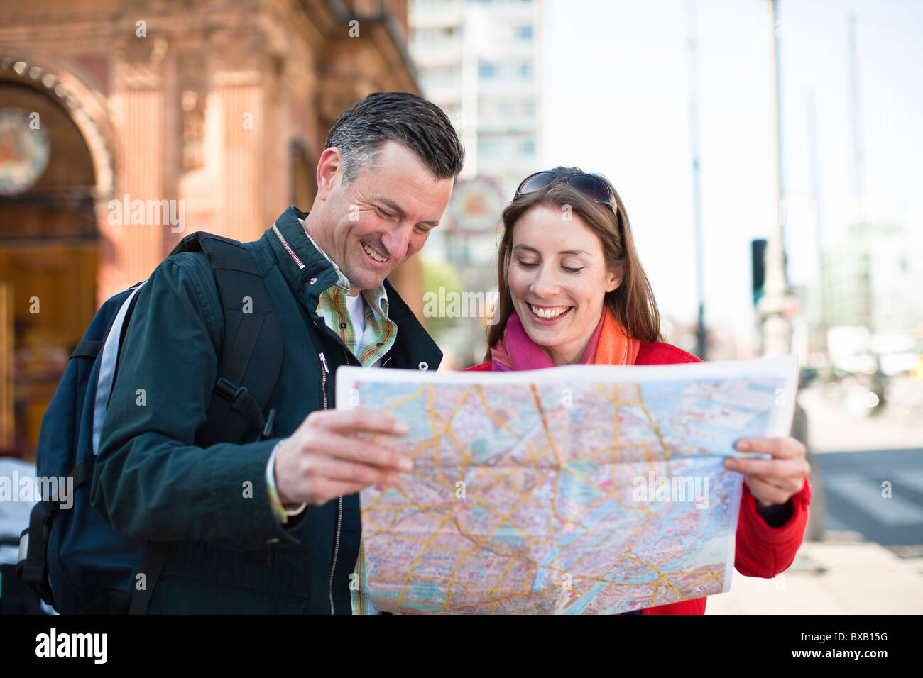 Couple with map visite de ville Banque D'Images