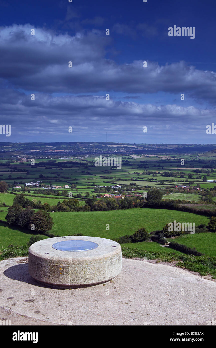 Le viseur sur le sommet de la Tor de Glastonbury avec les collines de Mendip au-delà, Somerset, England, UK Banque D'Images