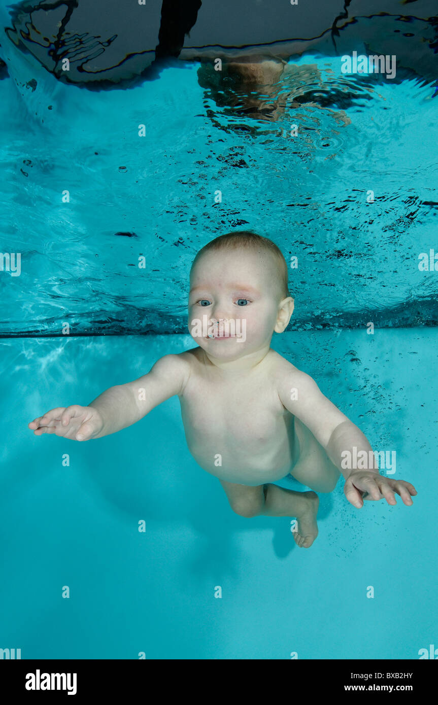 Babyswimming Bébé, plonger sous l'eau dans la piscine et le plaisir, la confiance de l'eau Bébé Banque D'Images