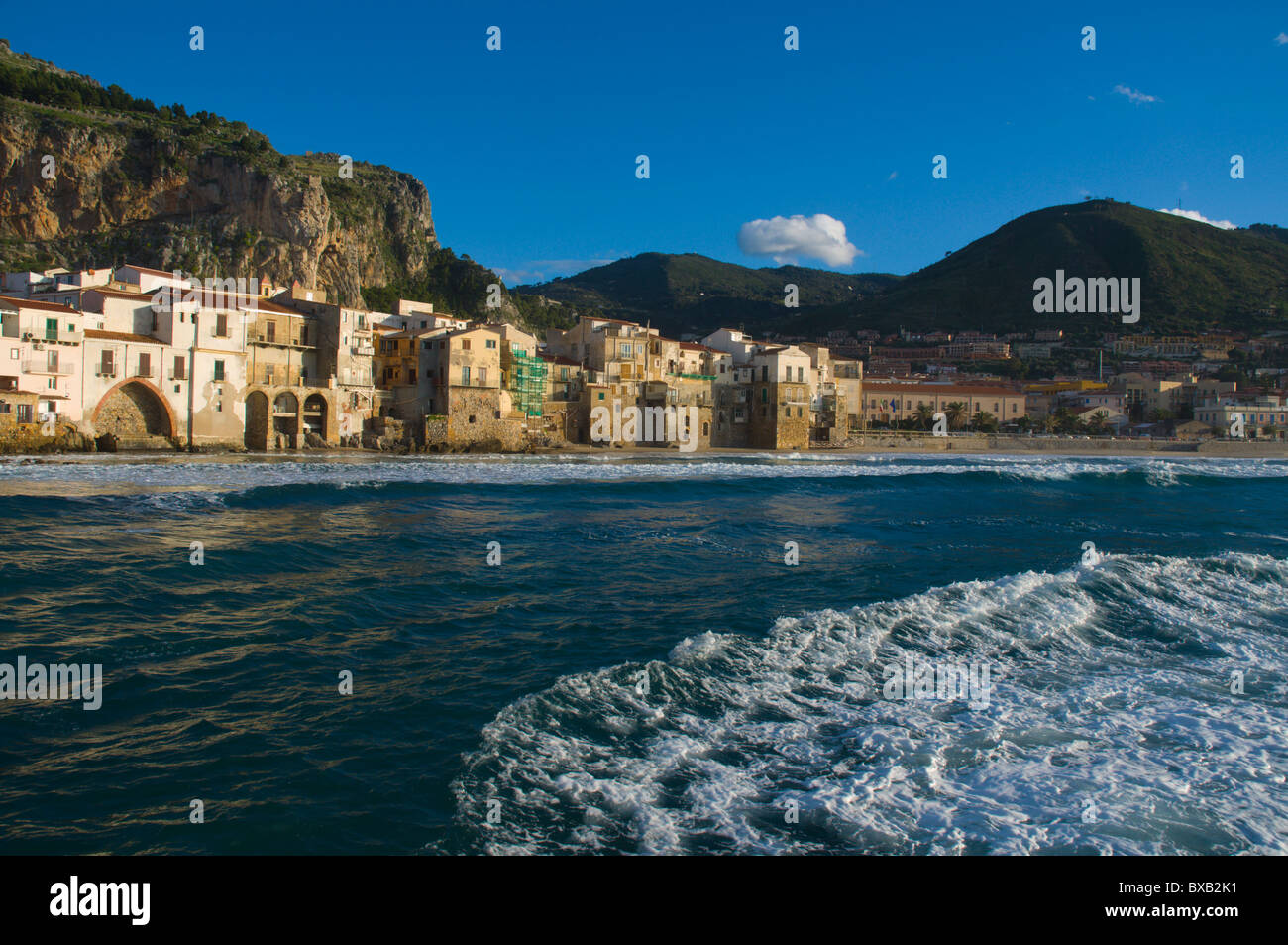 La mer Tyrrhénienne en face de la ville de Cefalù Sicile Italie Europe Banque D'Images