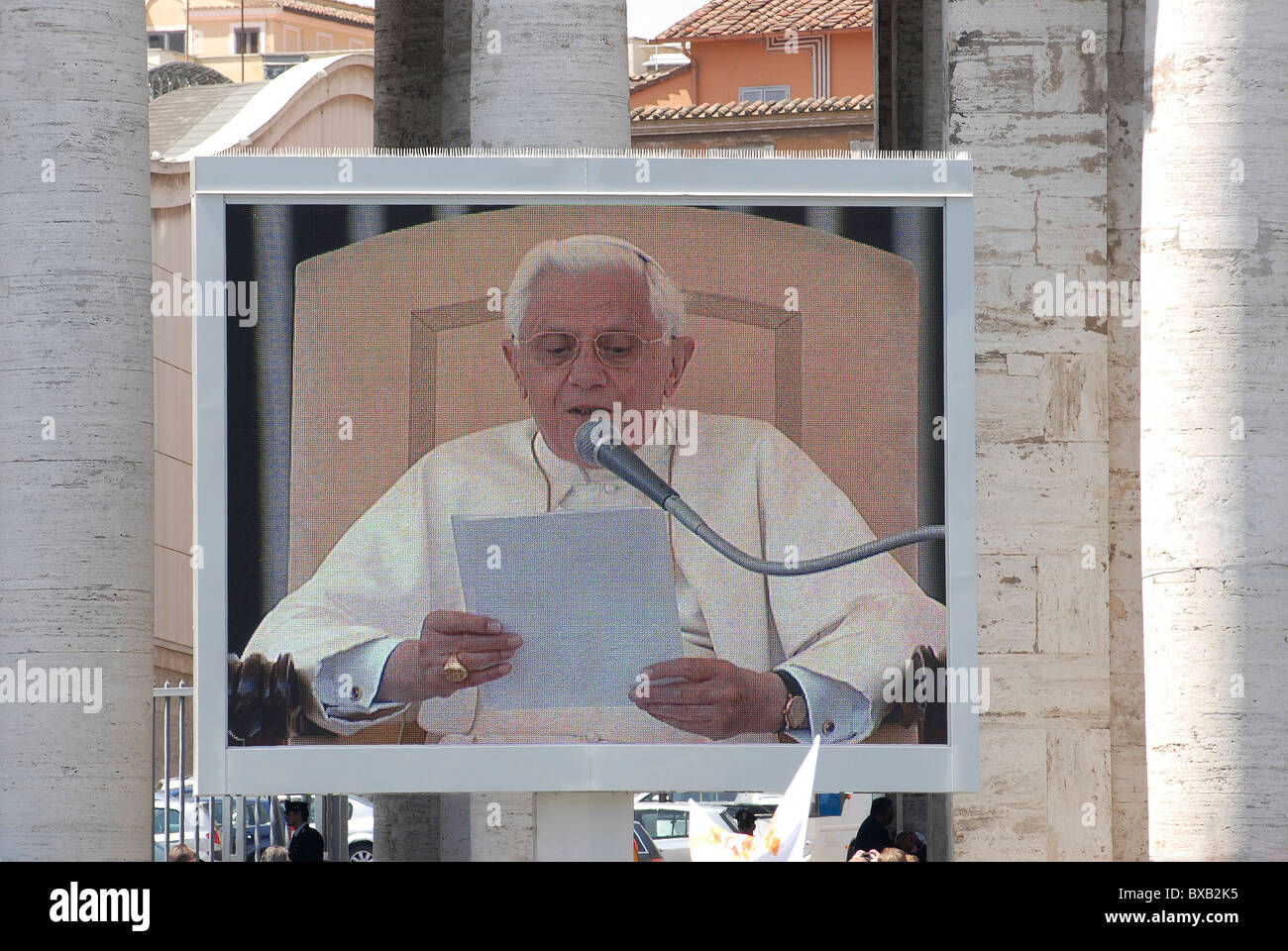 Benedickt XVI Pape sur écran géant à Saint Pierre, Vatican, Rome, Italie Banque D'Images
