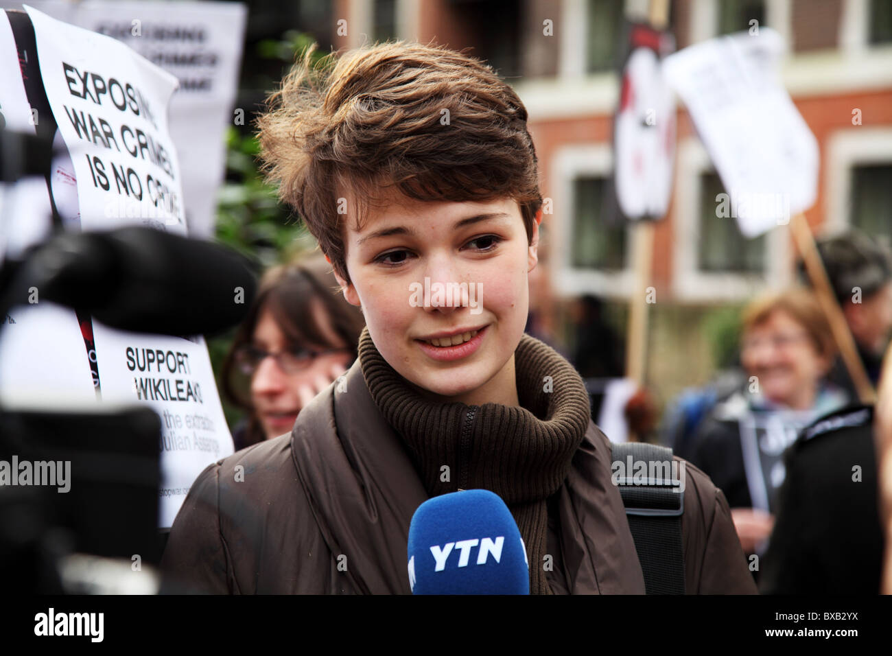Un manifestant d'être interviewé à l'extérieur de Julian Assange audience à la ville de Westminster Magistrates' Court Banque D'Images