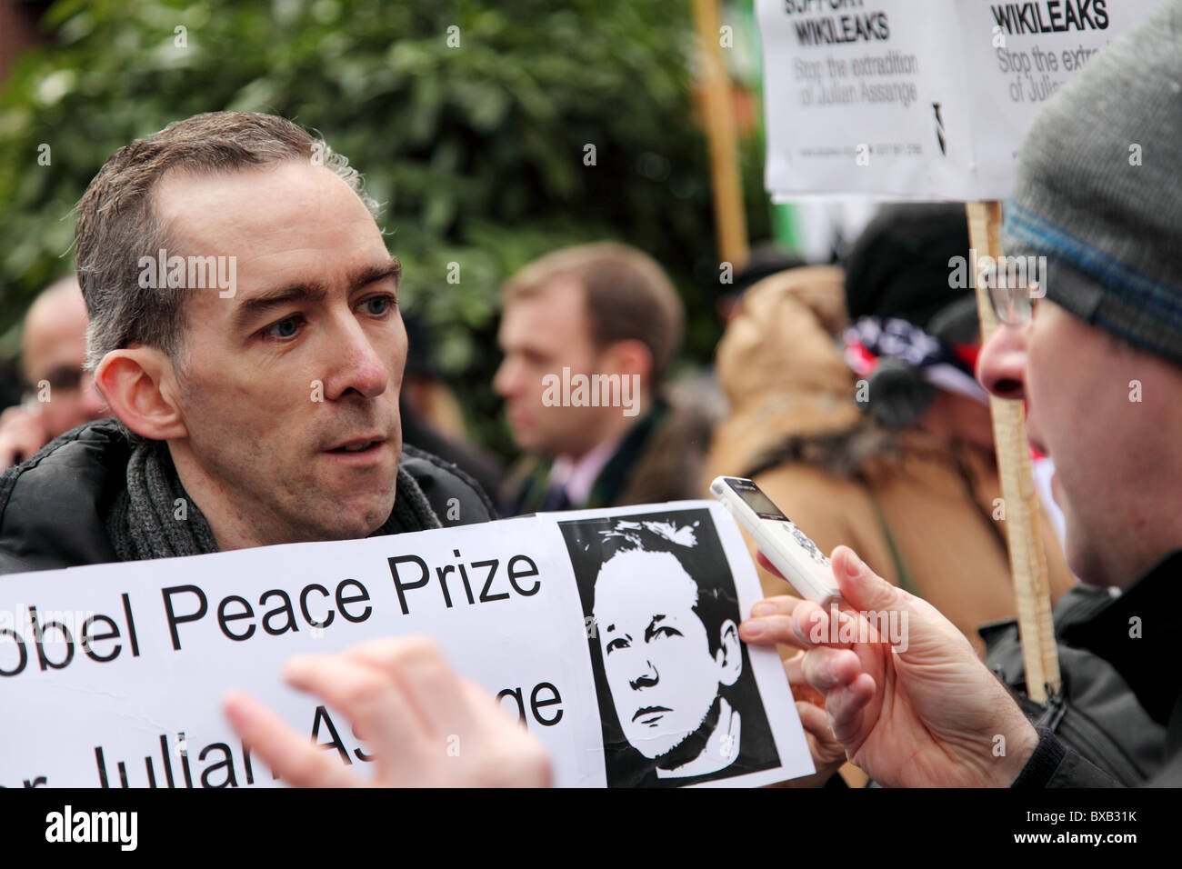 Manifestant interviewé à l'audience de Julian Assange à la ville de Westminster Magistrates' Court Banque D'Images