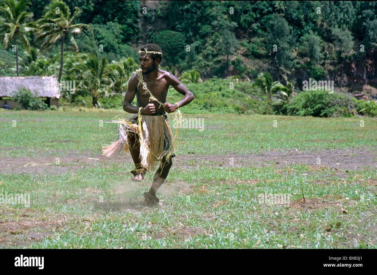 L'homme à partir du mouvement John Frum Cargo Cult danser en costume traditionnel, le soufre Bay Village, Ipekel l'île de Tanna, Vanuatu. Banque D'Images
