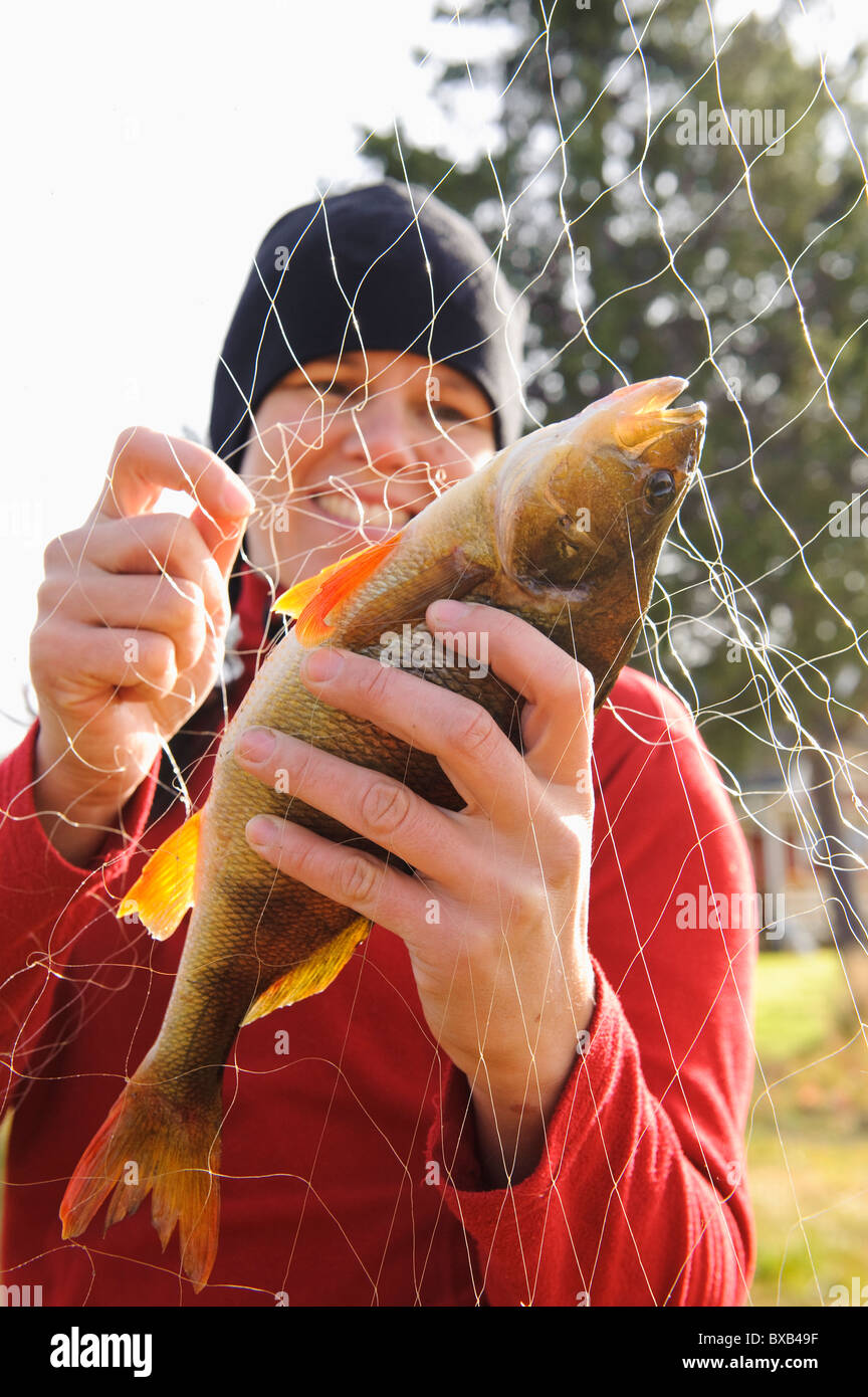 Woman taking out de poisson filet de pêche Banque D'Images