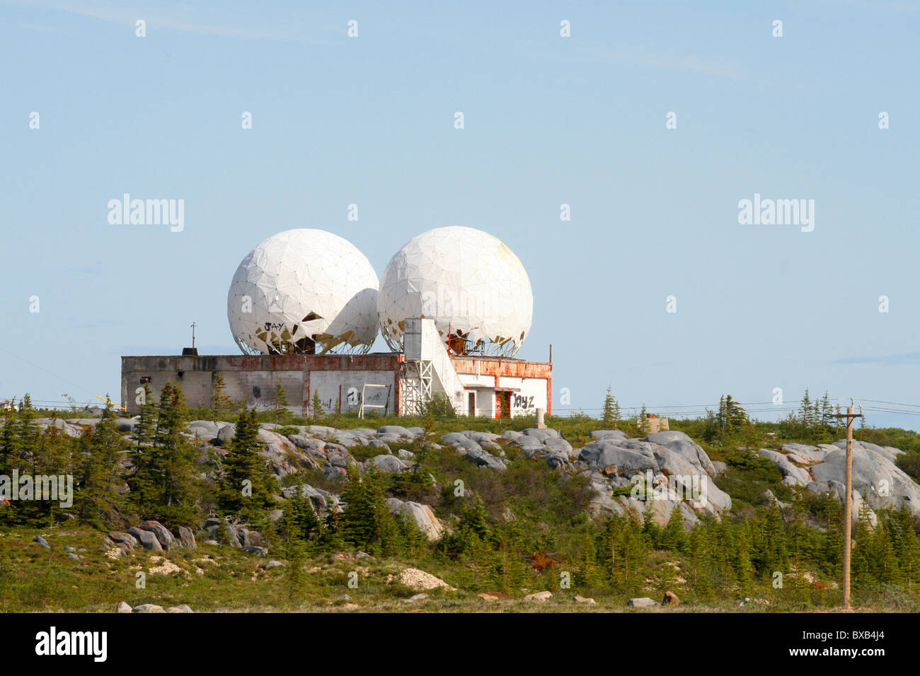 La station radar obsolètes près de Churchill, Manitoba, Canada. Souvent appelé par les locaux comme les "balles de golf". Banque D'Images