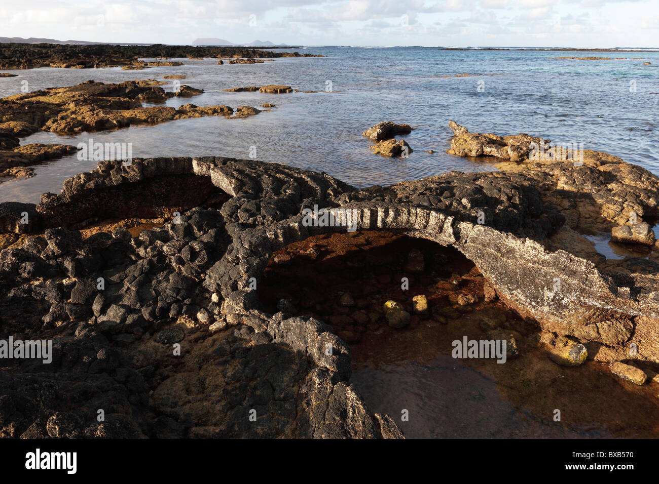 Formations de lave sur la côte, l'Órzola, Lanzarote, Canary Islands, Spain, Europe Banque D'Images