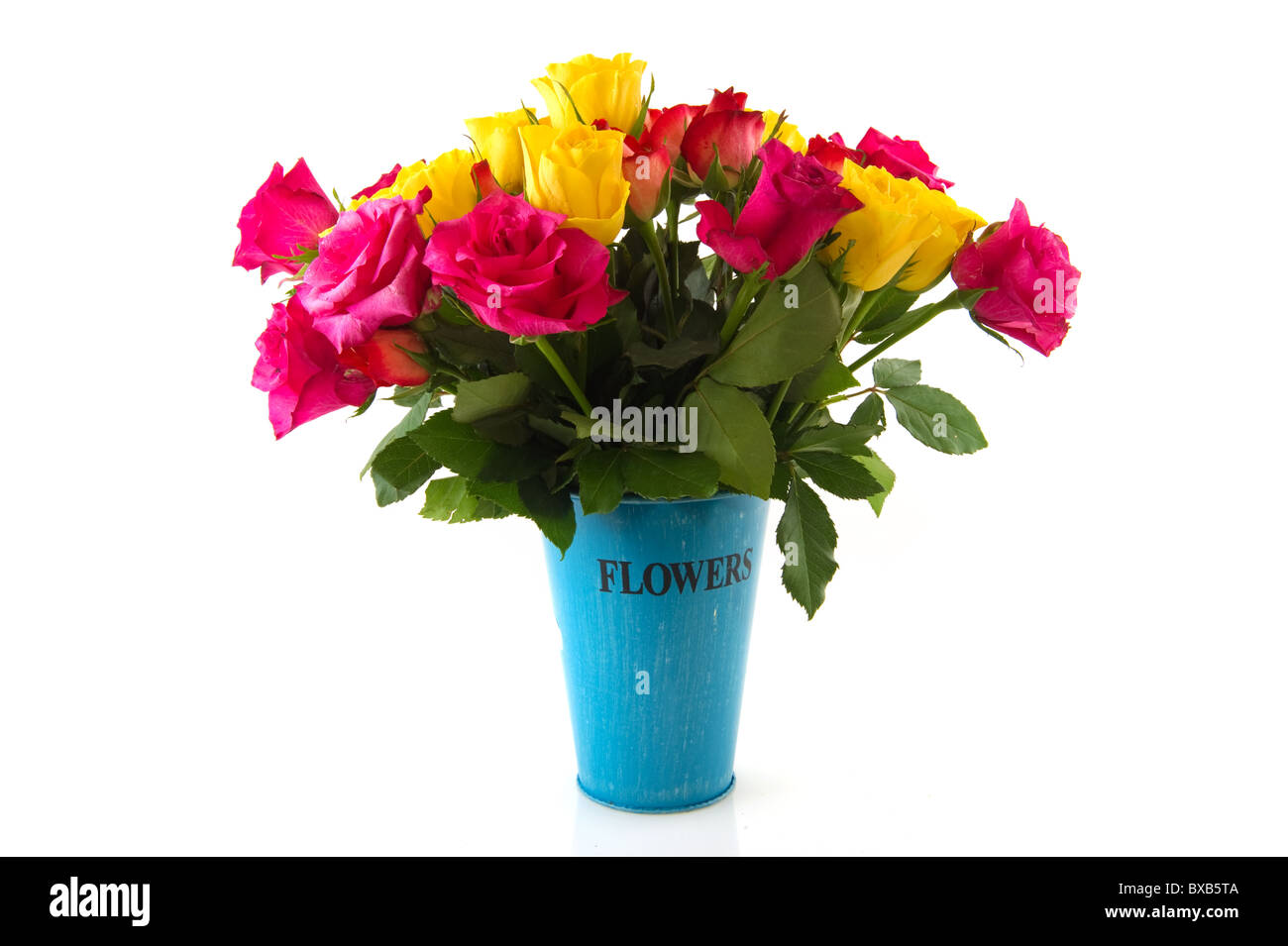 Coloré bouquet roses dans vase isolé sur fond blanc Banque D'Images