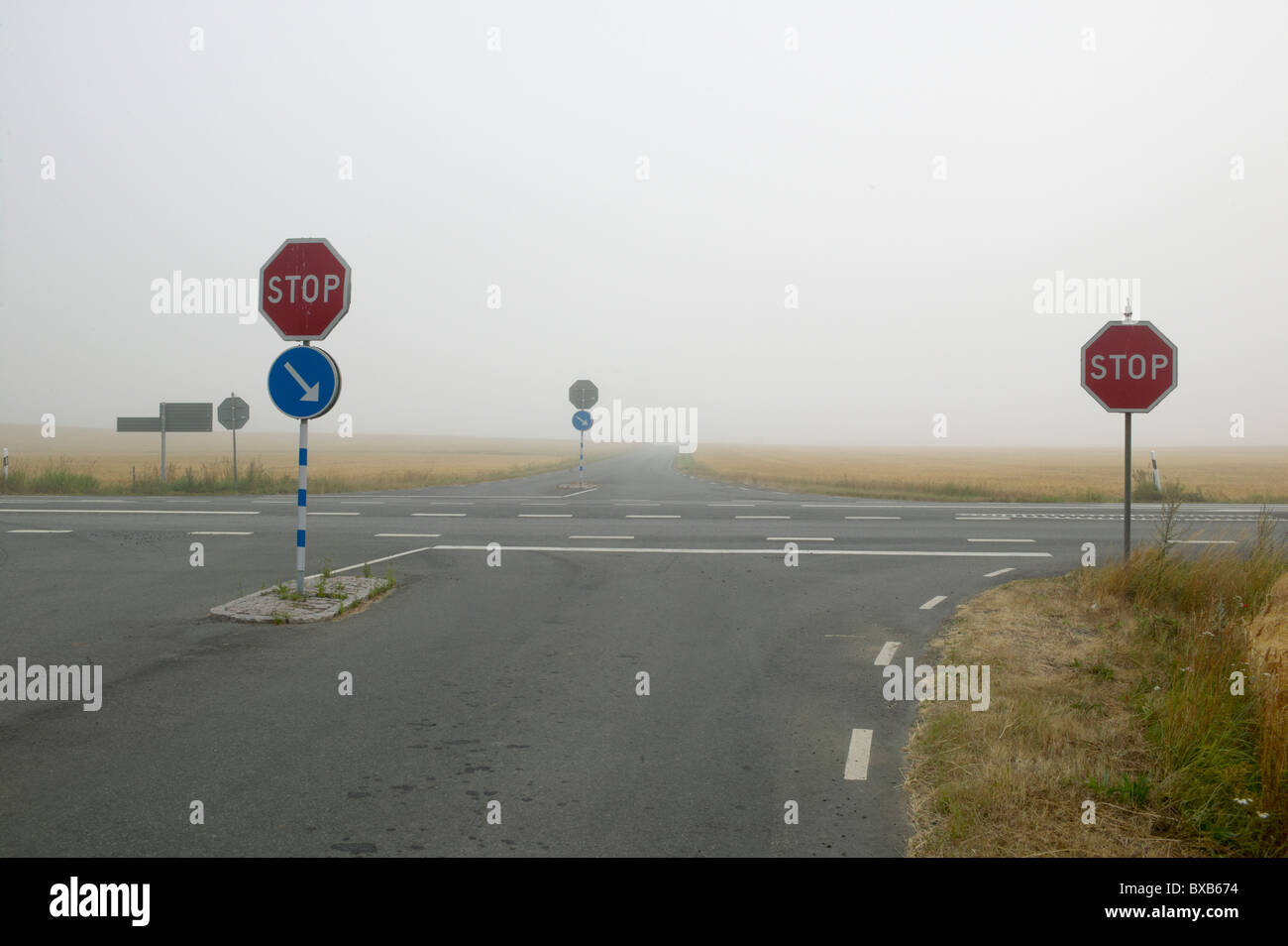 Carrefour rural dans le brouillard Banque D'Images