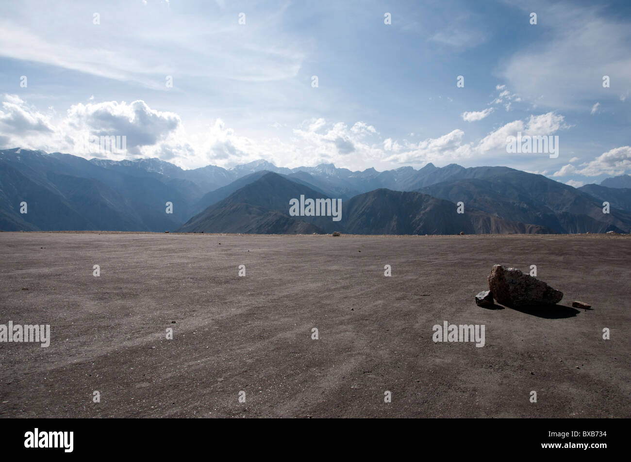 Chaînes de montagnes vu dans le Spiti Valley de l'Himalaya indien. Banque D'Images