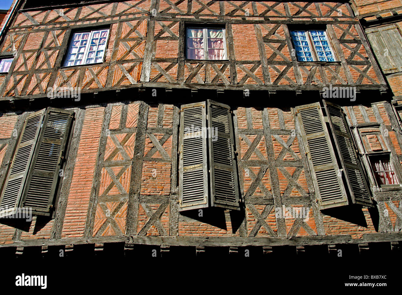 Bâtiment de briques à colombages trimestre avec volets, Albi, France, Europe Banque D'Images