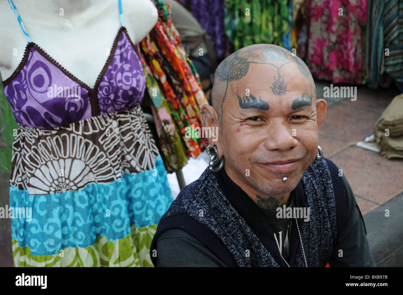 Vendeur de rue à Bangkok avec des tatouages Banque D'Images