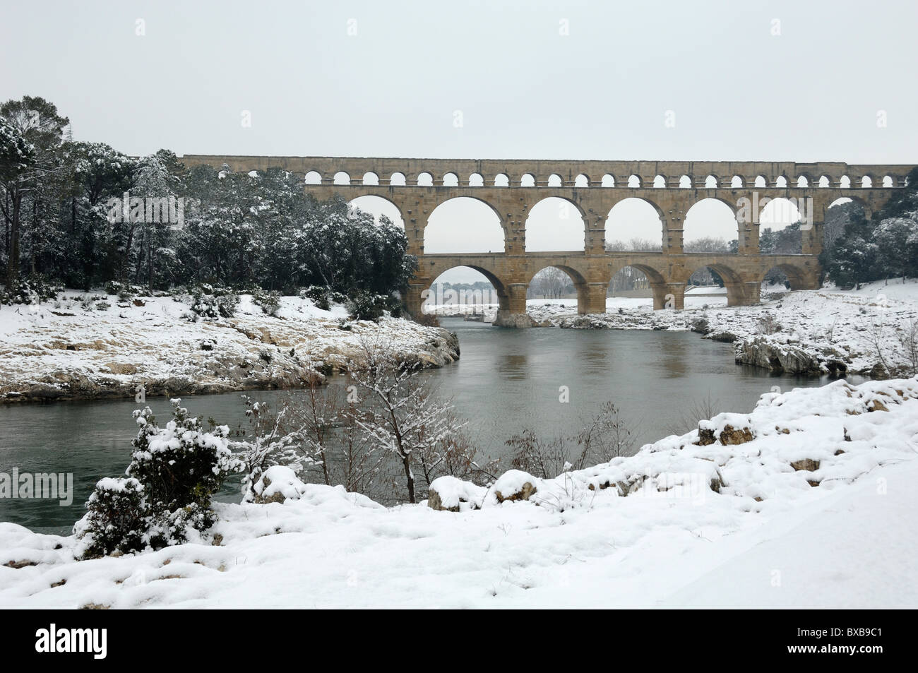 Pont du Gard aqueduc romain sous la neige, près de Remoulins, Nîmes, France Banque D'Images