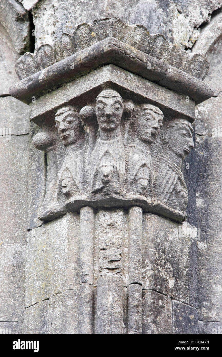 Capital sculpté dans Kilfenora Cathédrale, le Burren, comté de Clare, Munster, Irlande. Banque D'Images