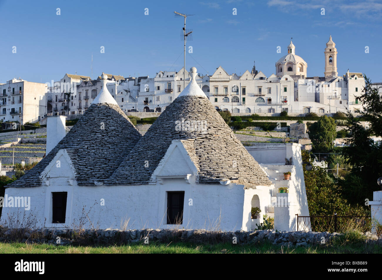 Maisons Trulli et le village de Bari, Pouilles, Italie Banque D'Images
