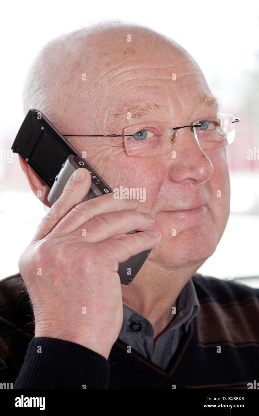 Old man phoning sur un téléphone mobile pour les personnes âgées, Emporia Life Plus, big clés et grandes lettres Banque D'Images