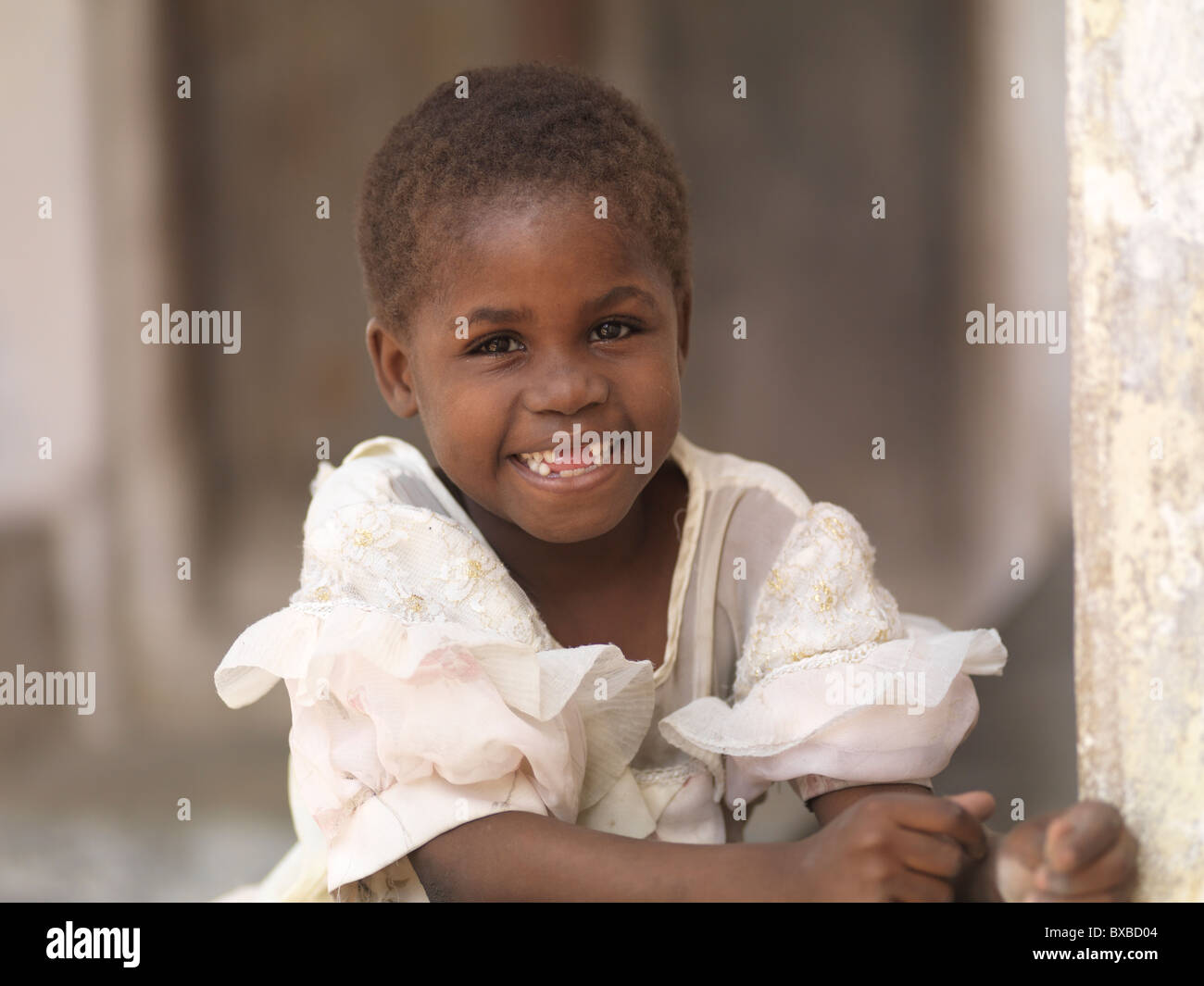 Enfant dans la ville de Lamu, Kenya Afrique Banque D'Images