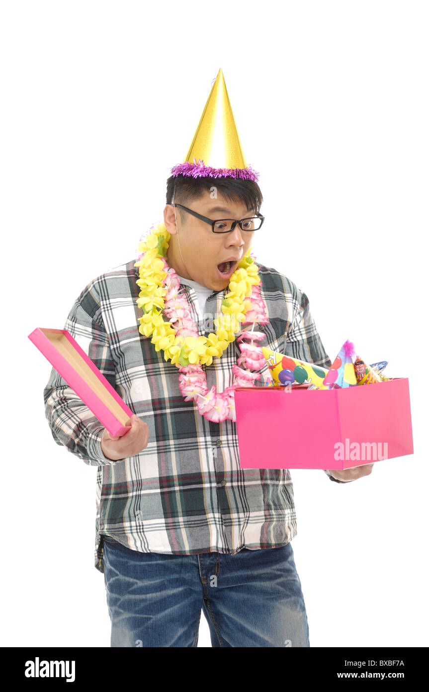 L'homme de l'ouverture d'une boîte cadeau et à la surprise Banque D'Images L'homme de l'ouverture d'une boîte cadeau et à la surprise Banque D'Images