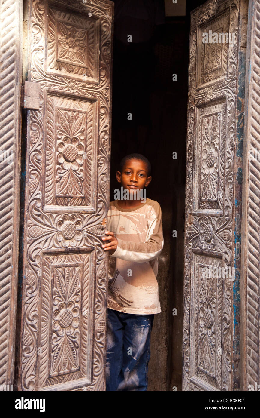 Porte en bois sculpté traditionnel, Vieille Ville, Mombasa, Kenya Banque D'Images