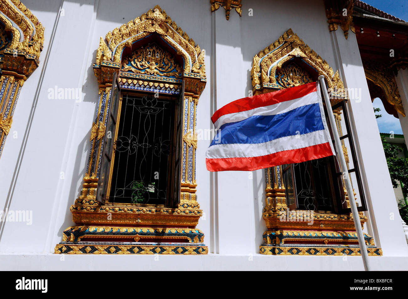 Temple et la Thaïlande drapeau, Bangkok, Thaïlande, Asie Banque D'Images
