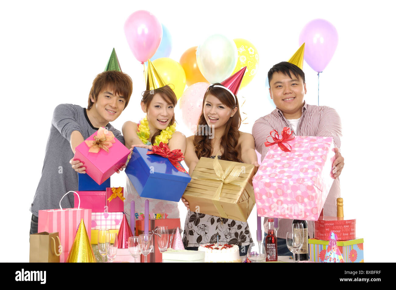 Les amis de célébrer un anniversaire Banque D'Images Les amis de célébrer un anniversaire Banque D'Images