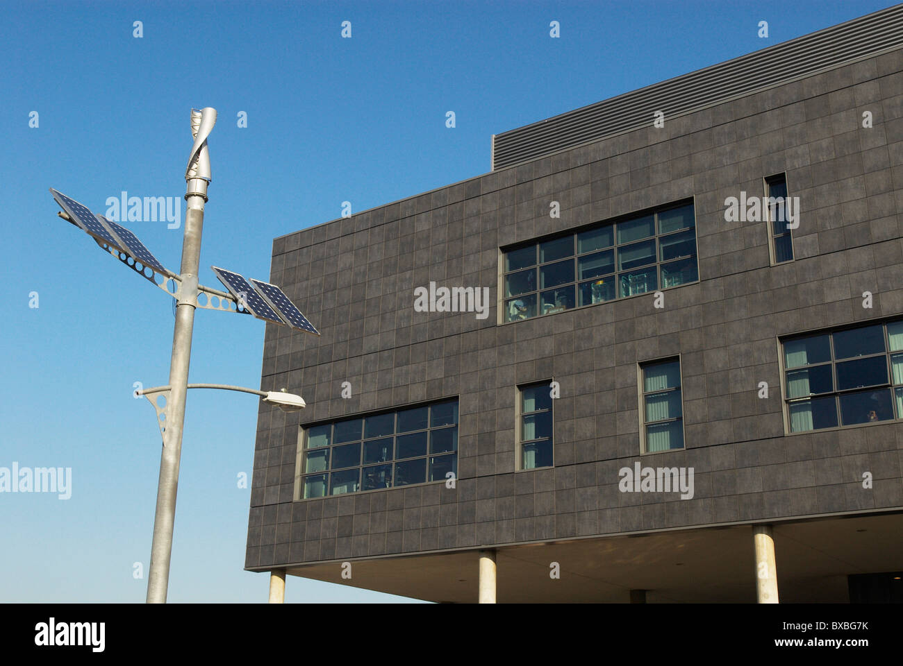 Centre de chirurgie de la passerelle avec l'éclairage solaire dans le parc de voiture Newham Londres UK Banque D'Images