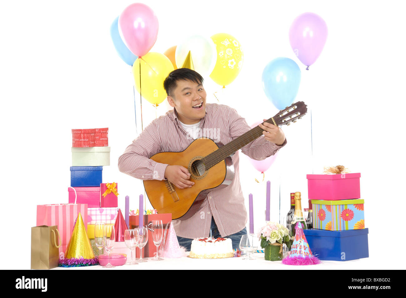 Homme jouant de la guitare dans une fête Banque D'Images Homme jouant de la guitare dans une fête Banque D'Images