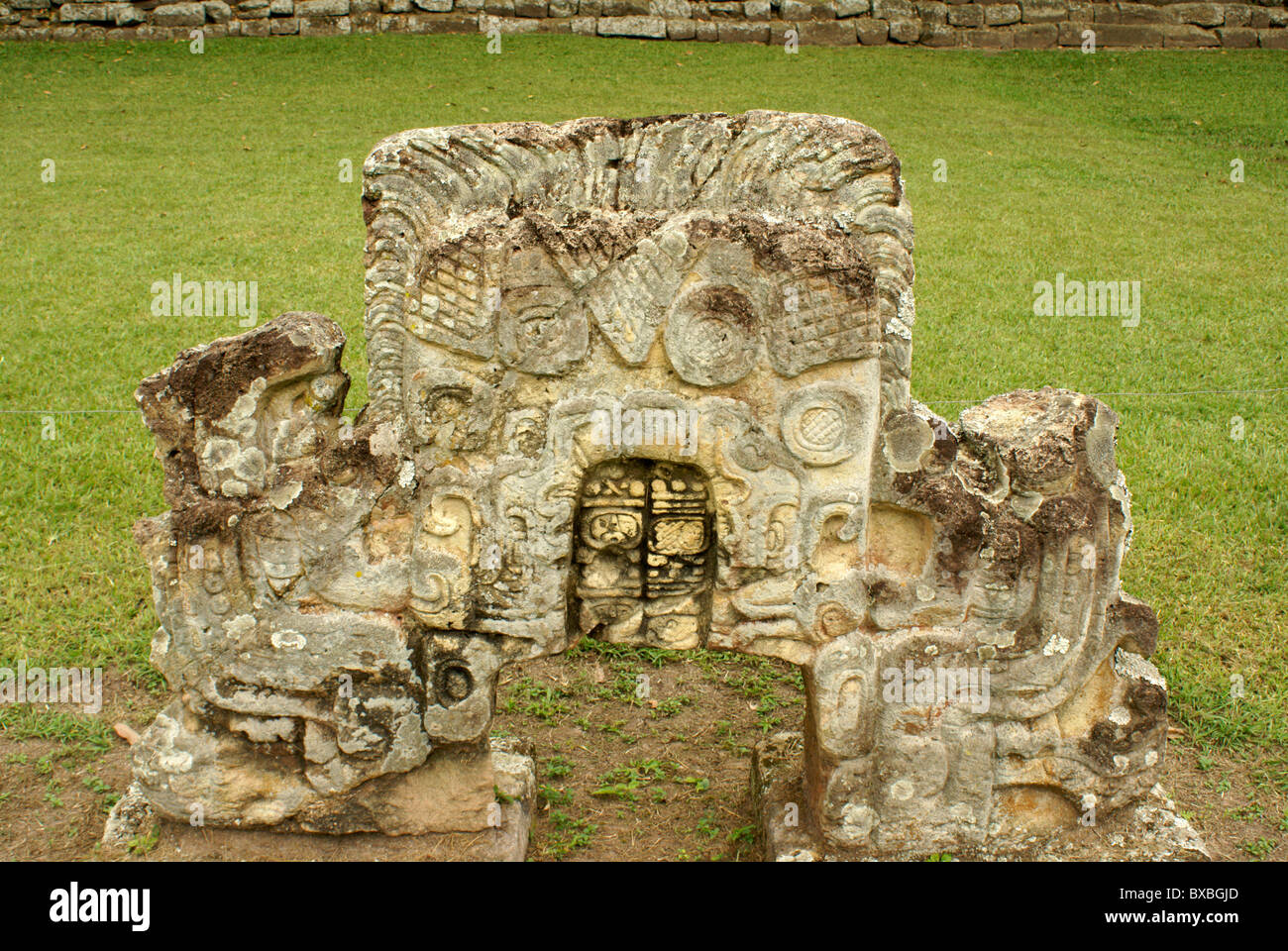 Serpent à deux têtes la sculpture, à la ruines Maya de Copan, Honduras. Copan est un UNESCO World Heritage Site. Banque D'Images