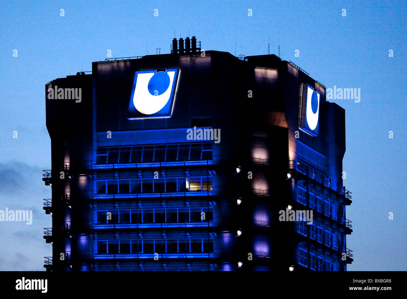 Vue de nuit sur le siège de l'Union Investment Bank à Francfort, Hesse, Germany, Europe Banque D'Images