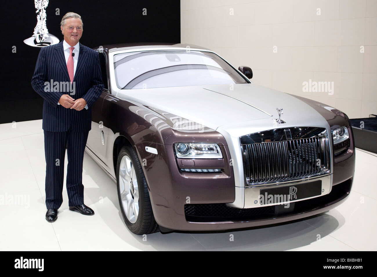 Tom Purves, président-directeur général de la marque automobile Rolls-Royce, qui fait partie du groupe BMW, présentant la nouvelle Rolls-Royce Ghost Banque D'Images