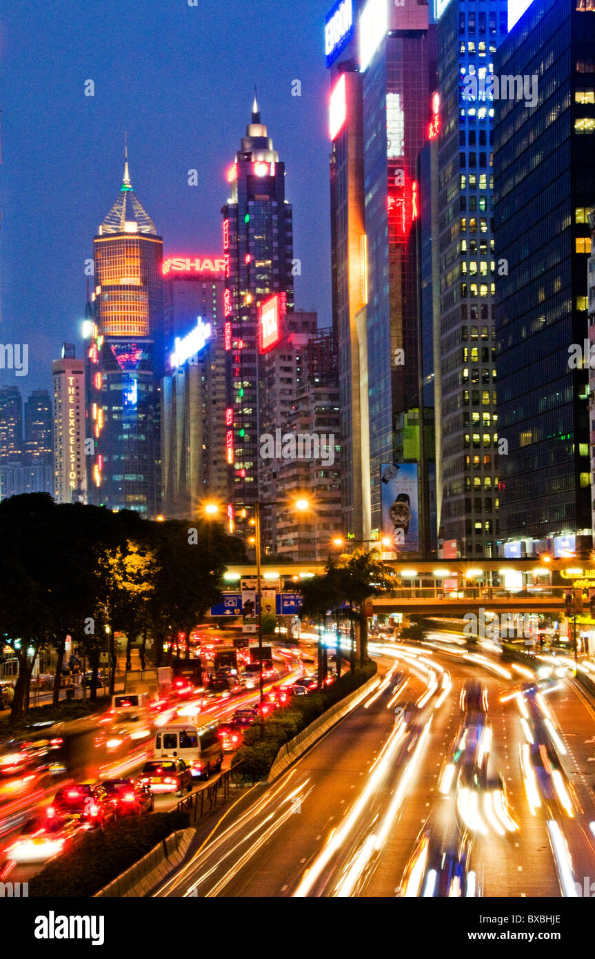 Zoomé Lumières floues on city street dans le centre-ville de Hong Kong, Chine Banque D'Images