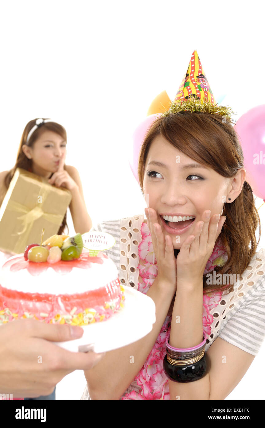 Les amis de célébrer un anniversaire Banque D'Images Les amis de célébrer un anniversaire Banque D'Images
