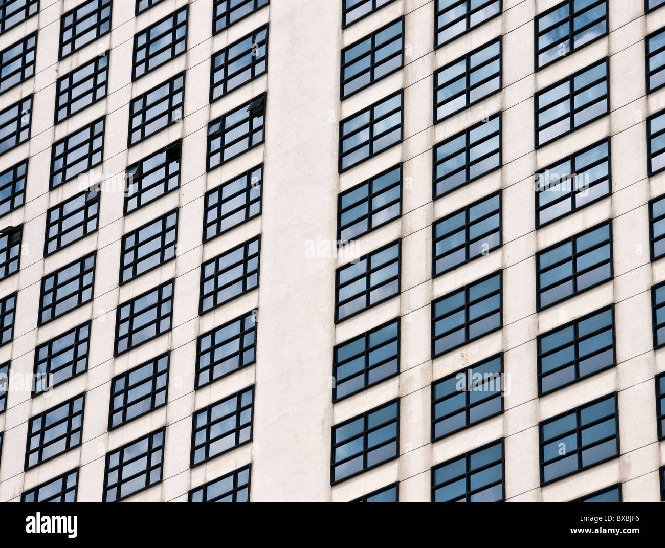 Fenêtres dans un immeuble de bureaux à Kuala Lumpur en Malaisie. Photo par Gordon 1928 Banque D'Images