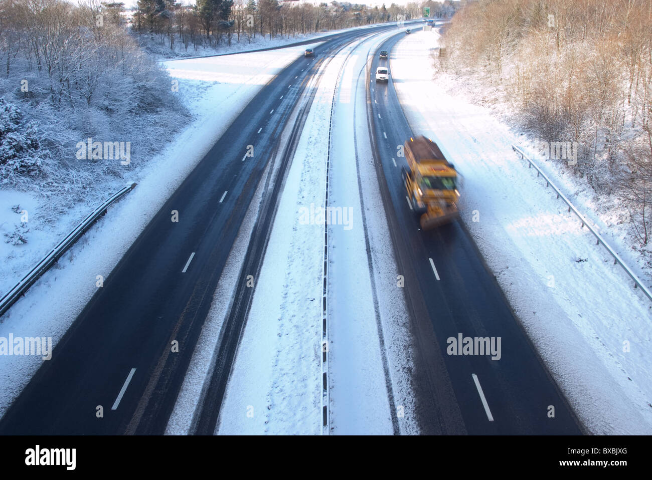 Un presque vide à double chaussée partiellement couvert de neige, avec un camion en serrant shot Banque D'Images