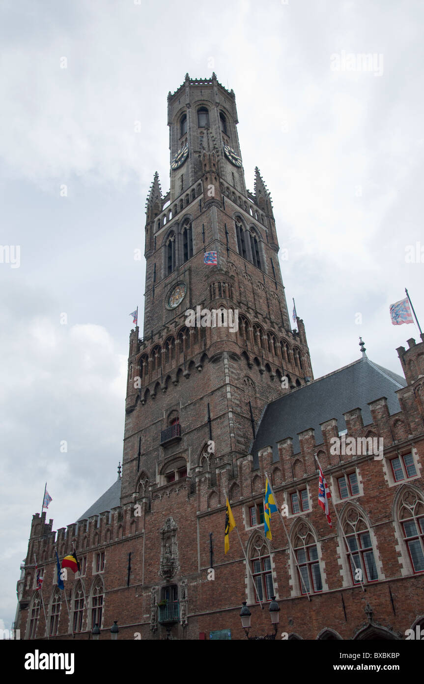 Une photographie de la tour du beffroi dans la Grande Place du Marché (Markt) de la région de Bruges, Belgique. Banque D'Images