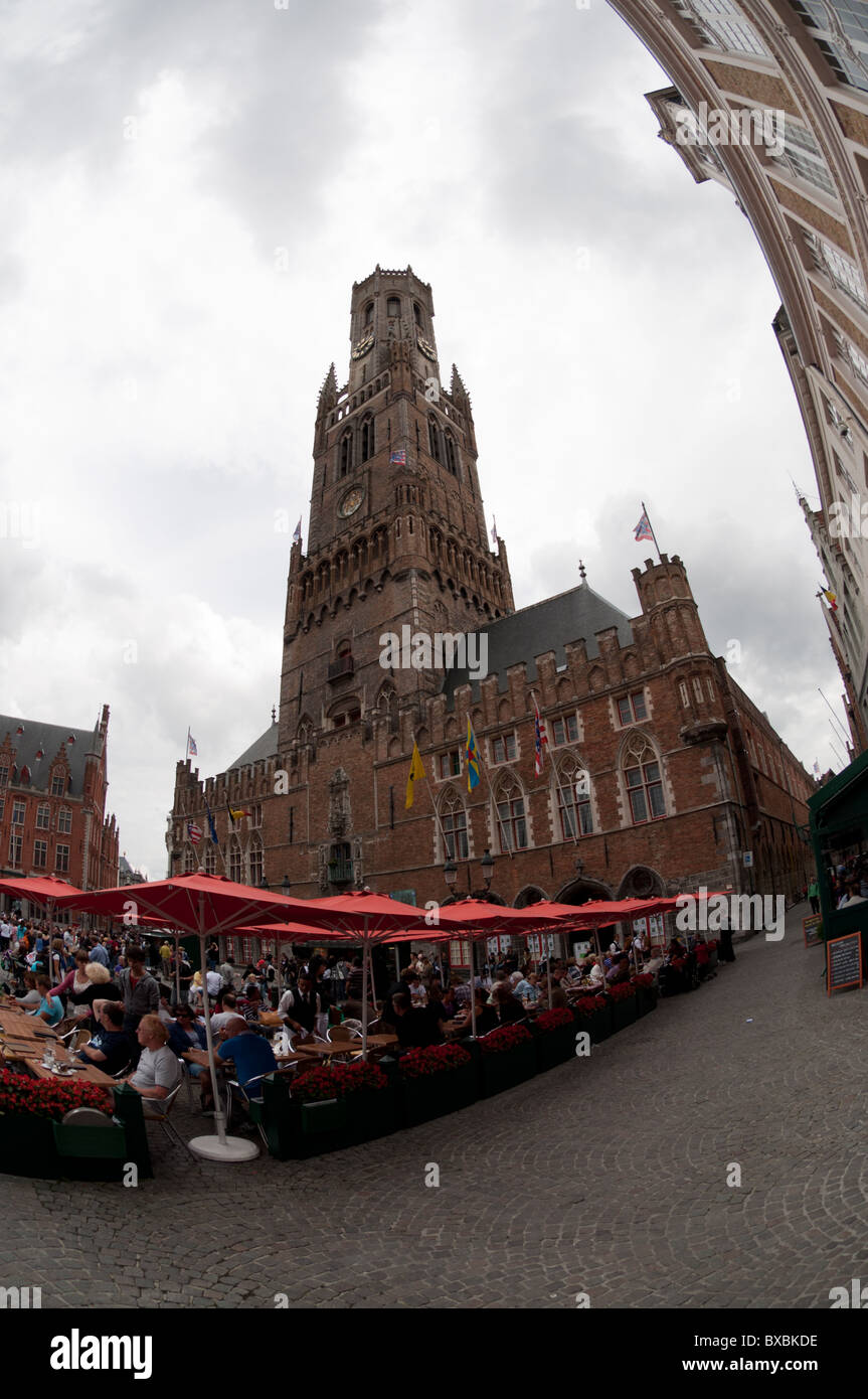 Une photographie fisheye du Beffroy, dans la Grande Place du Marché (Markt) de la région de Bruges, Belgique. Banque D'Images