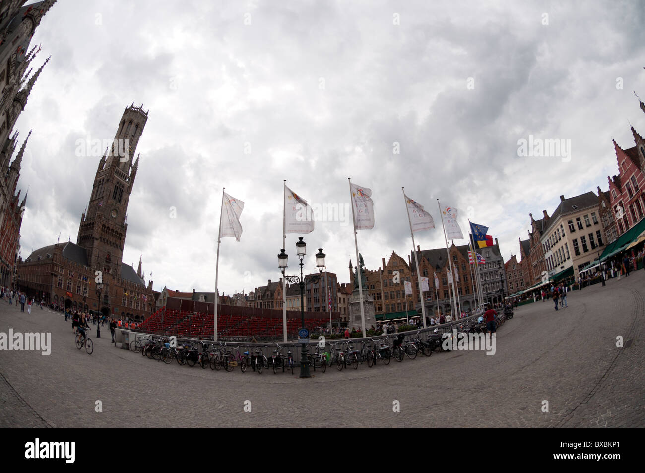 Une photographie fisheye de la Grande Place du Marché (Markt) de la région de Bruges, Belgique. Banque D'Images