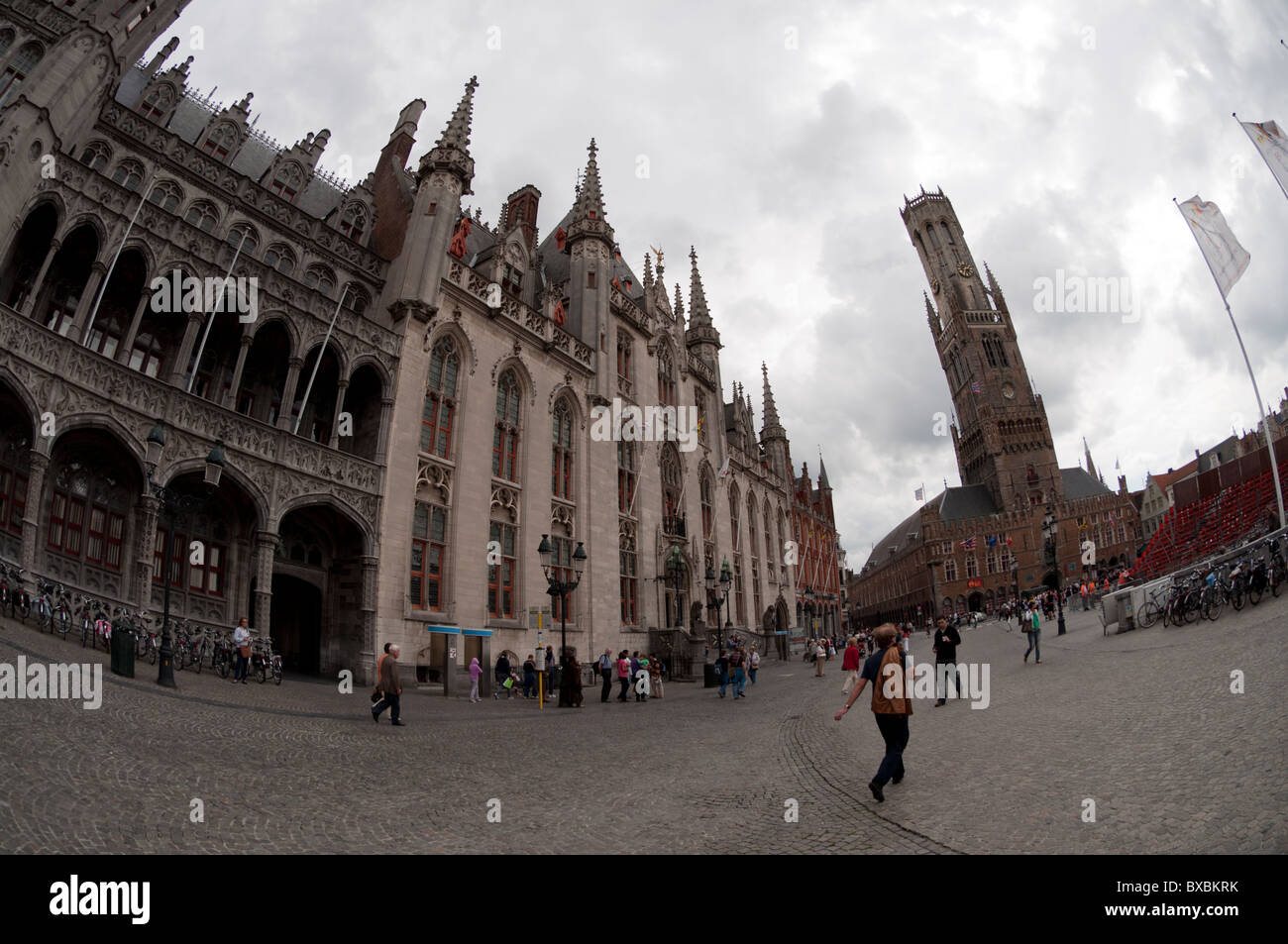 Une photographie fisheye de la Grande Place du Marché (Markt) de la région de Bruges, Belgique. Banque D'Images