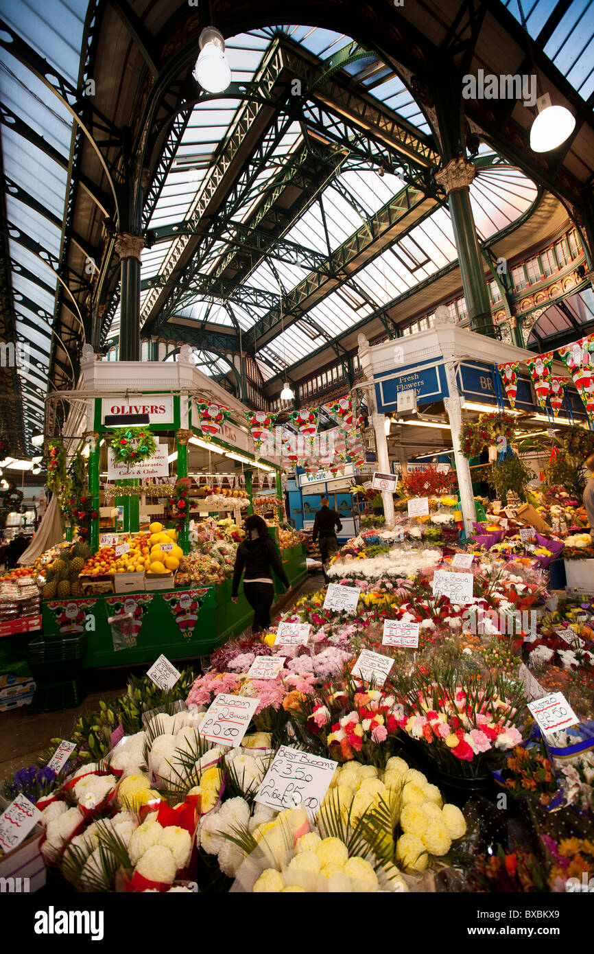 Royaume-uni, Angleterre, dans le Yorkshire, Leeds, Nouveau Marché Kirkgate Market Street, intérieur, étals de marché à Noël Banque D'Images