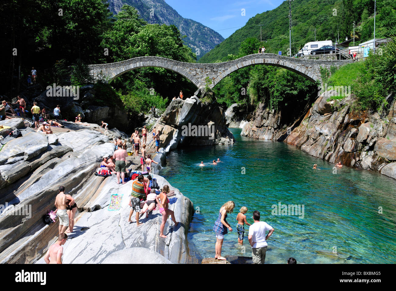 Ponte dei Salti pont traversant la rivière Verzasca à Lavertezzo dans la vallée de Verzasca, Canton du Tessin, Suisse, Europe Banque D'Images