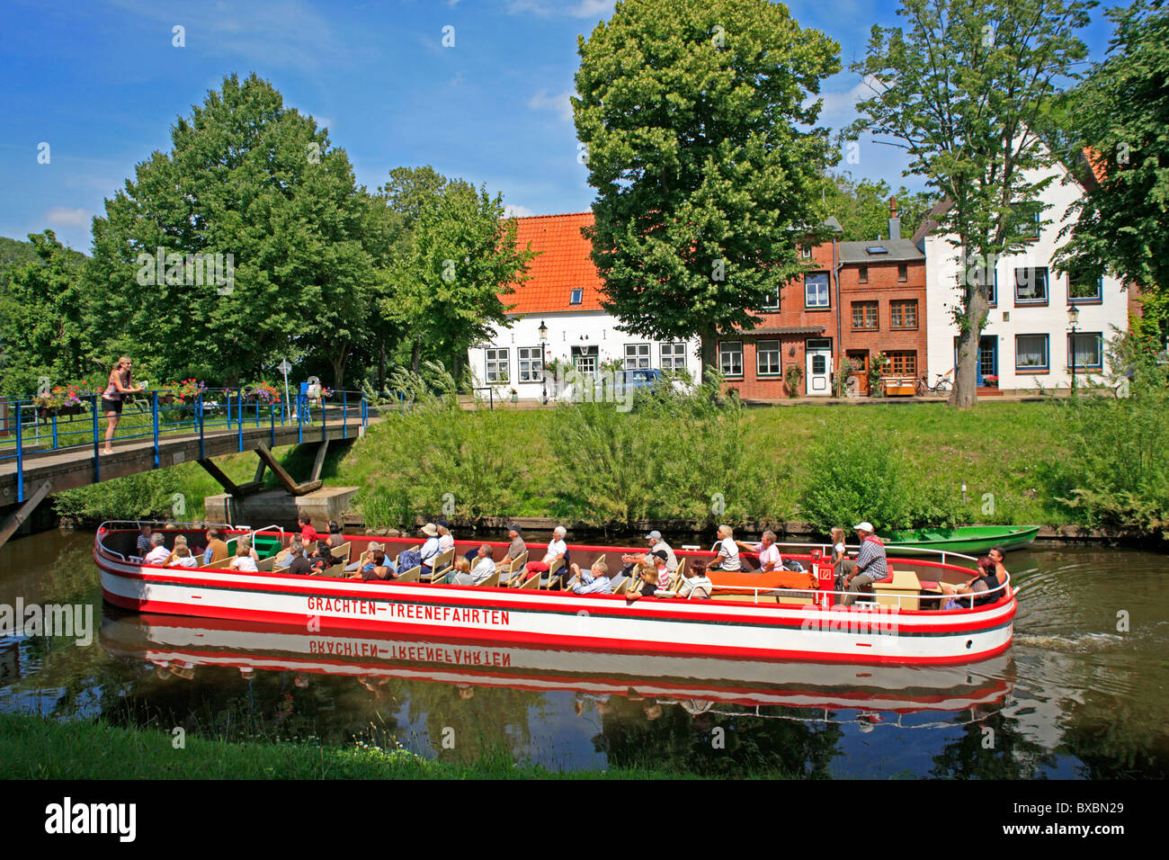 Bateau d'excursion dans un canal, Friedrichstadt, Frise du Nord, Côte de la mer du Nord, Schleswig-Holstein, Allemagne du Nord Banque D'Images
