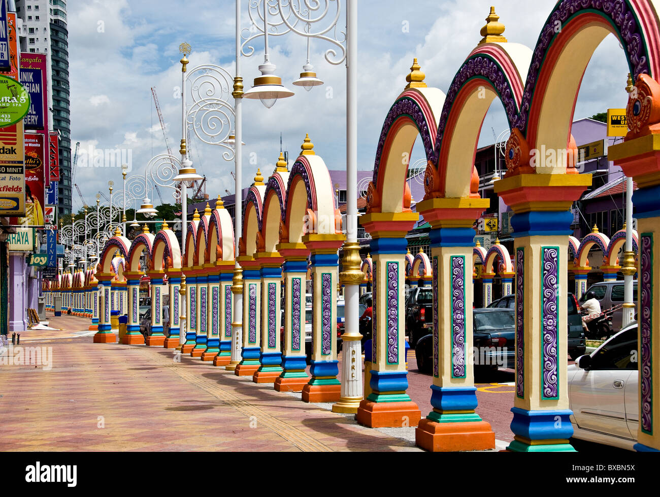 Arches colorées et ornées sur le trottoir de Little India à Kuala Lumpur. Banque D'Images