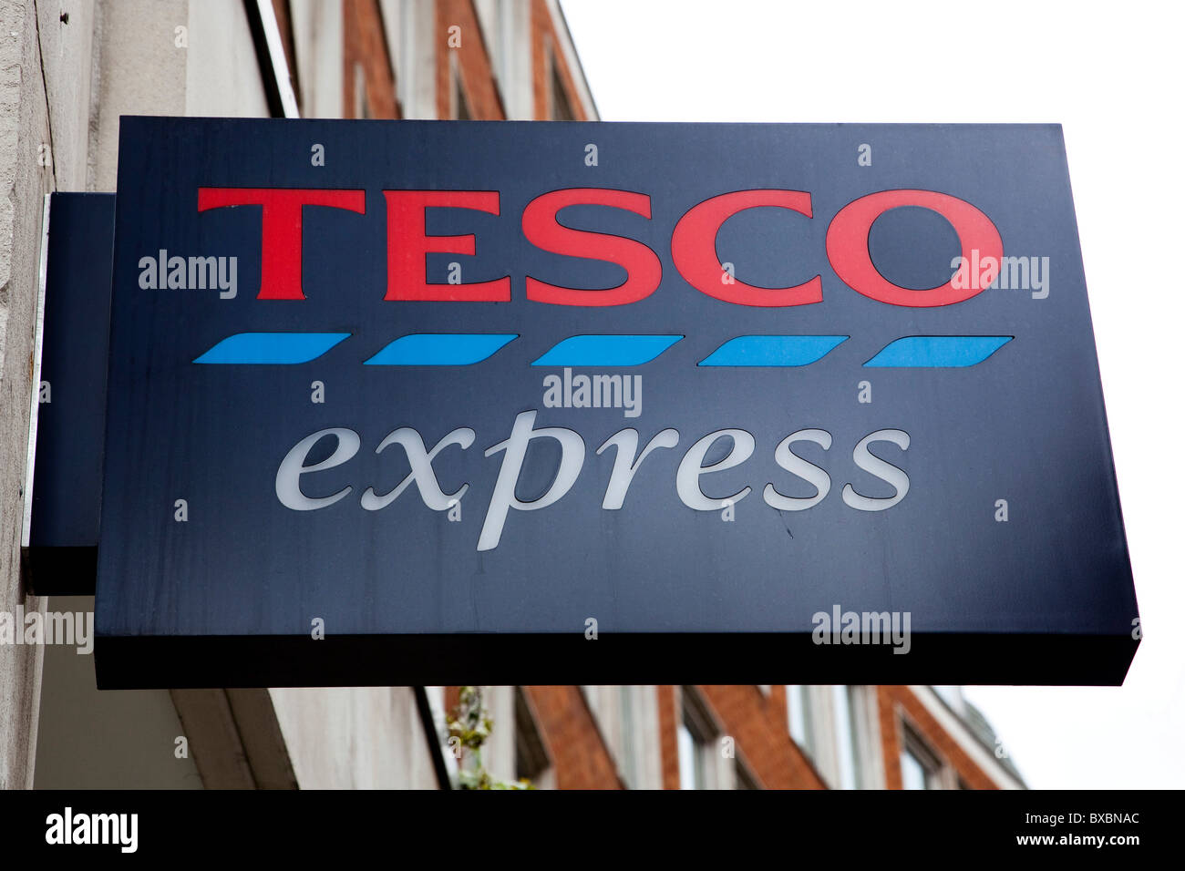 Logo sur un magasin de la chaîne de supermarchés Tesco, Tesco Express, Londres, Angleterre, Royaume-Uni, Europe Banque D'Images
