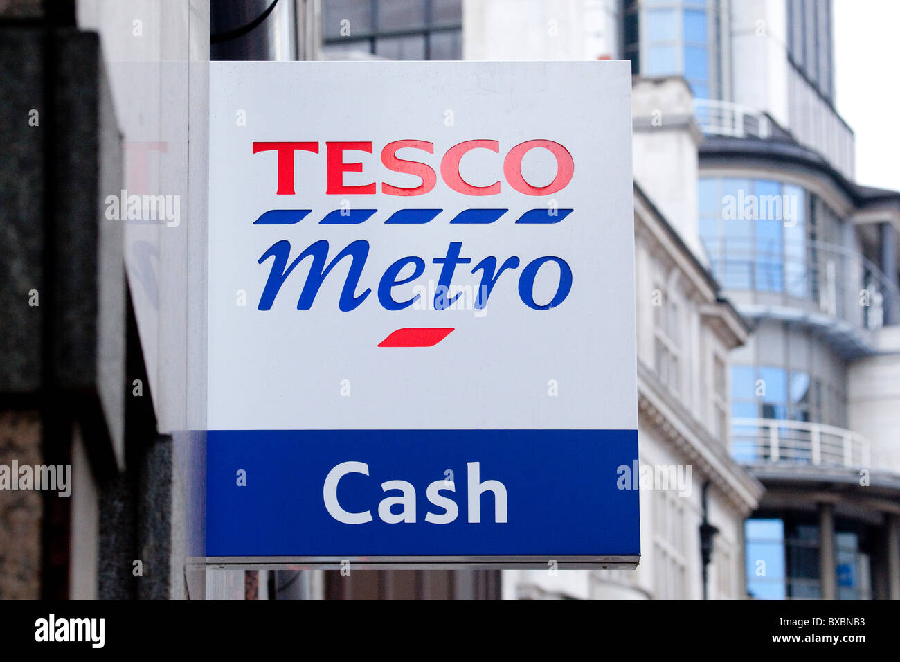 Logo sur un magasin de la chaîne de supermarchés Tesco, Tesco Express, Londres, Angleterre, Royaume-Uni, Europe Banque D'Images